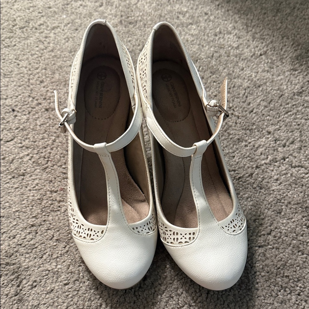 Giani Bernini Cream T-Strap Heels - Picture 4 of 4